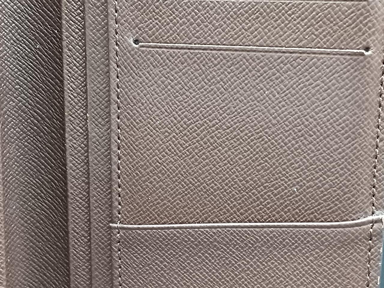 白い点汚れあり。