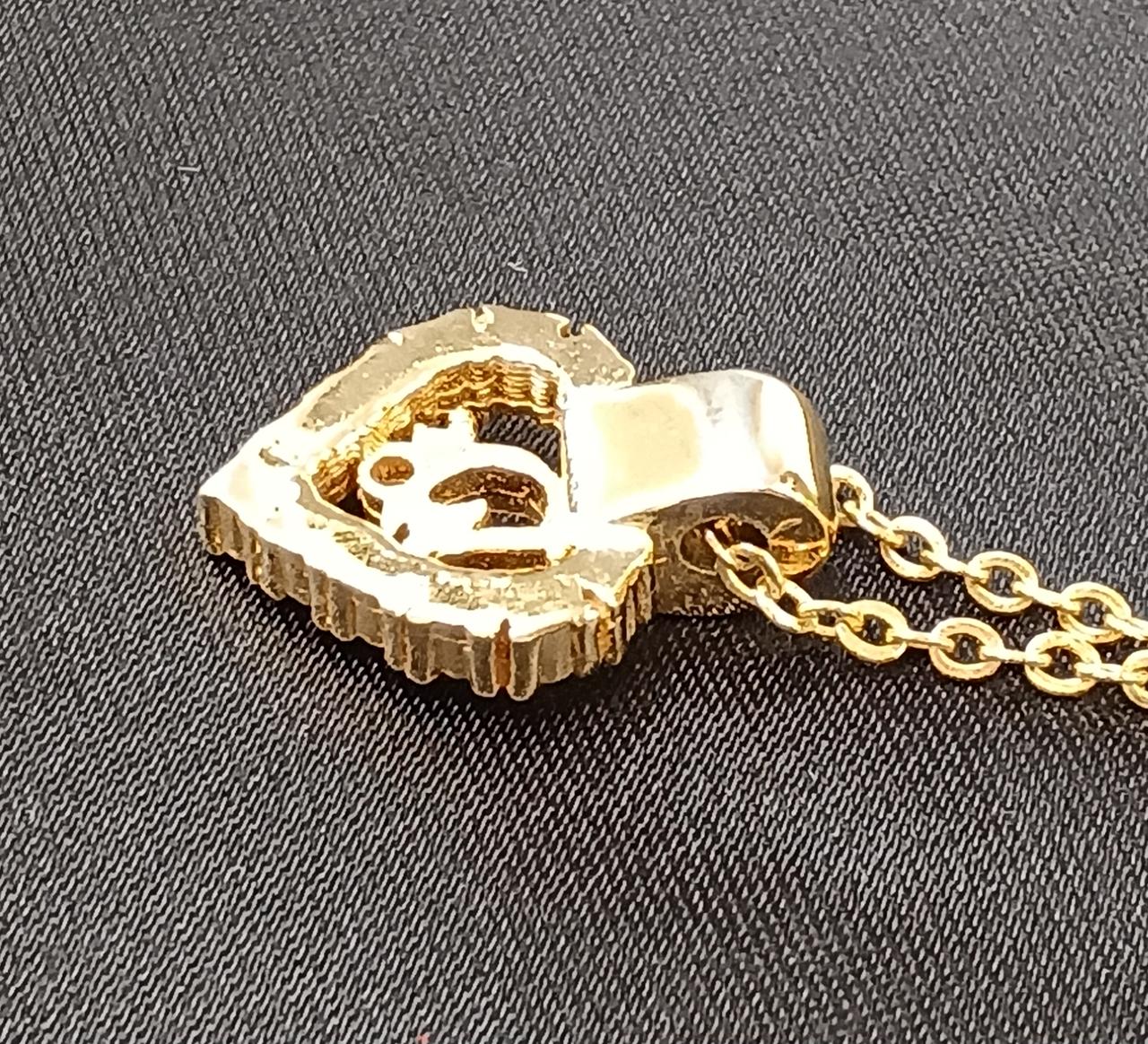 チェーン通し部に金メッキ剥げあり。