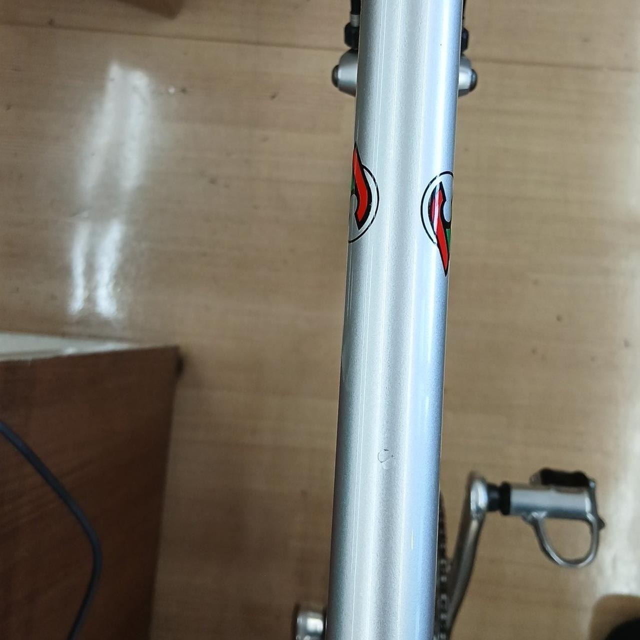 トップチューブに小さな塗装割れがあります