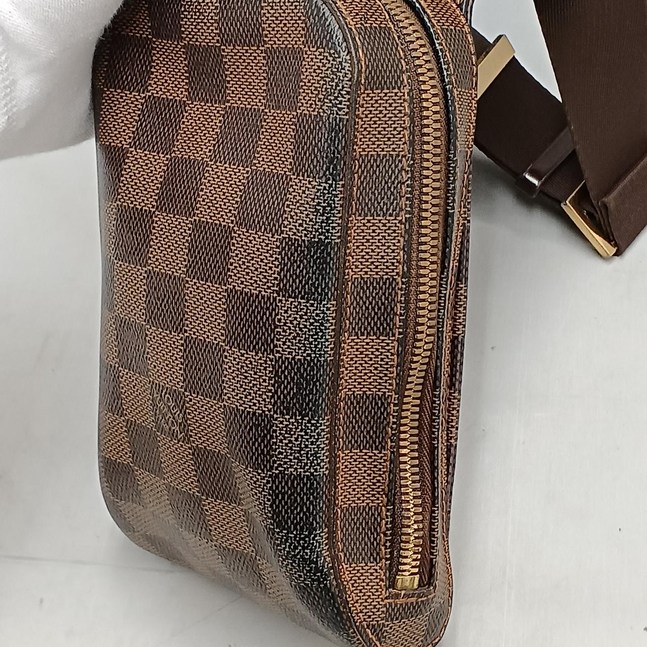 日焼けによる変色あります。