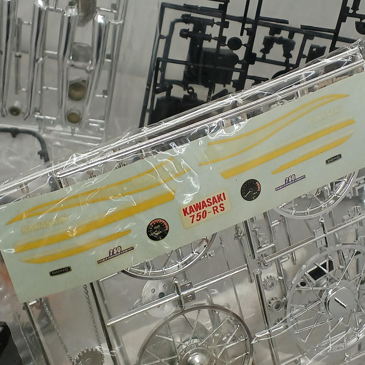 シール部分、経年劣化により黄ばみあり