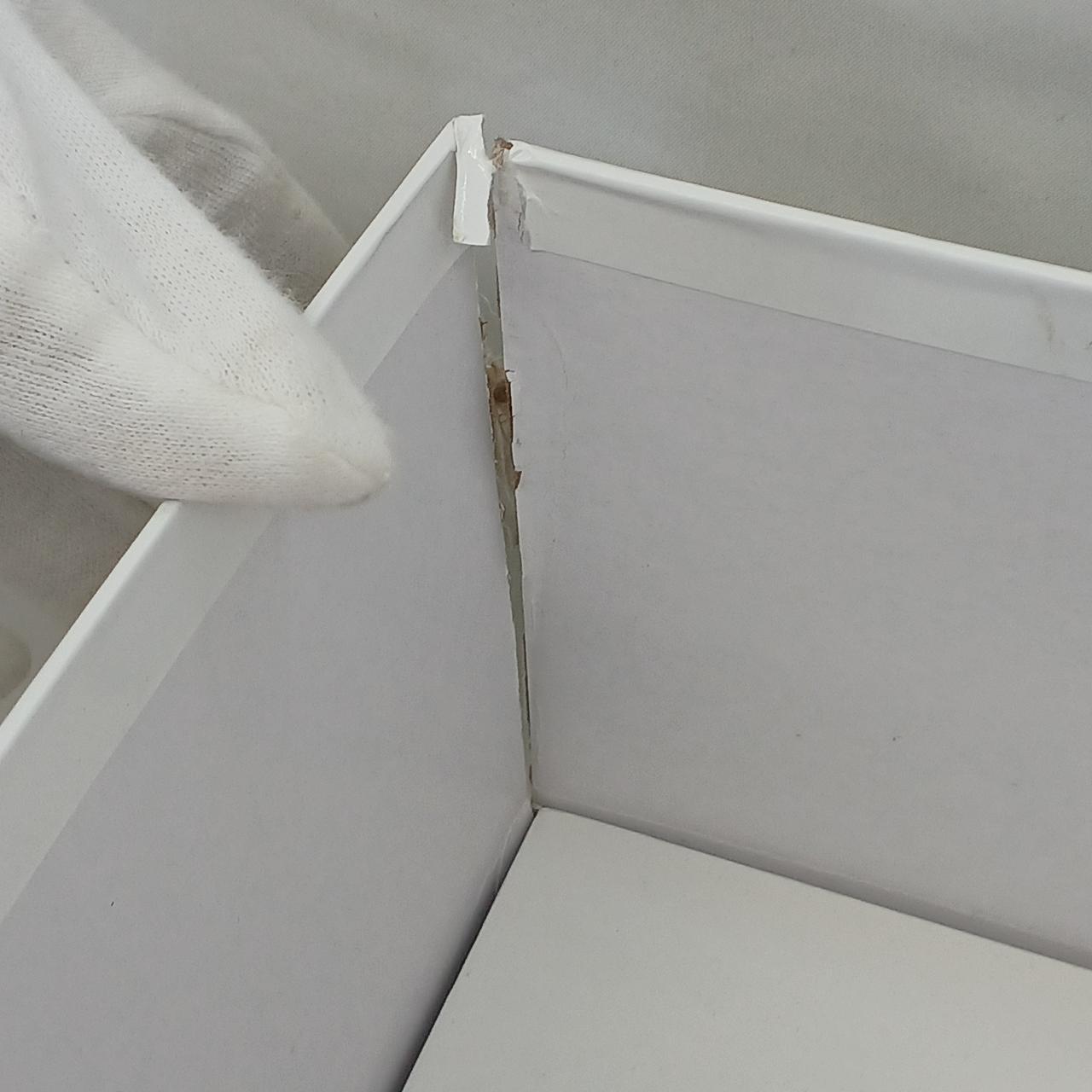 箱、一部破れあります