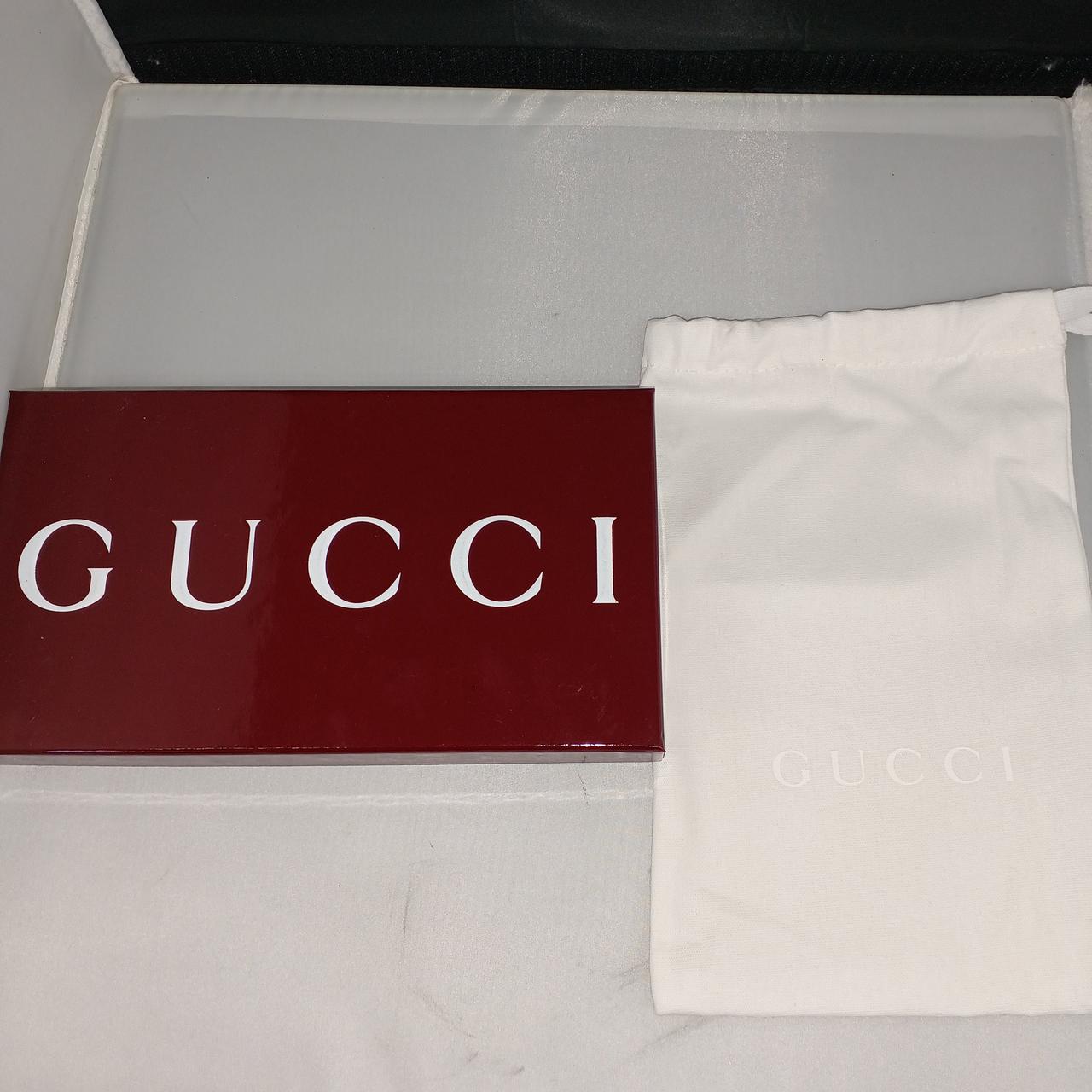 箱と保護袋付きです。