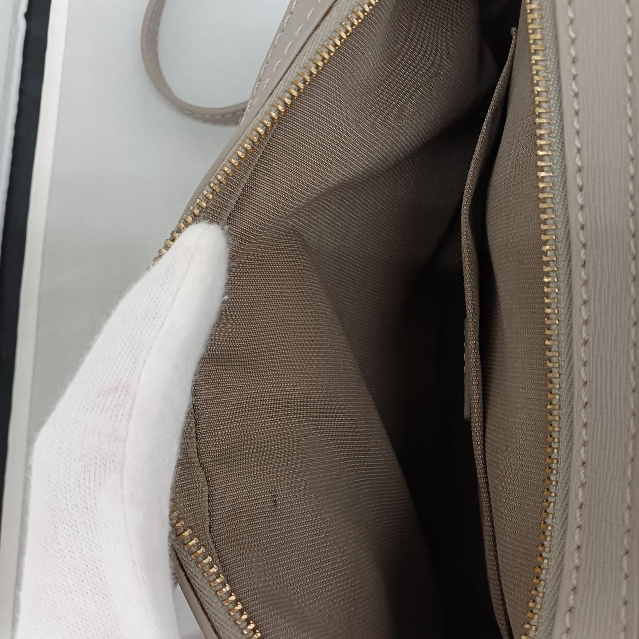 内側上部小さな汚れあり