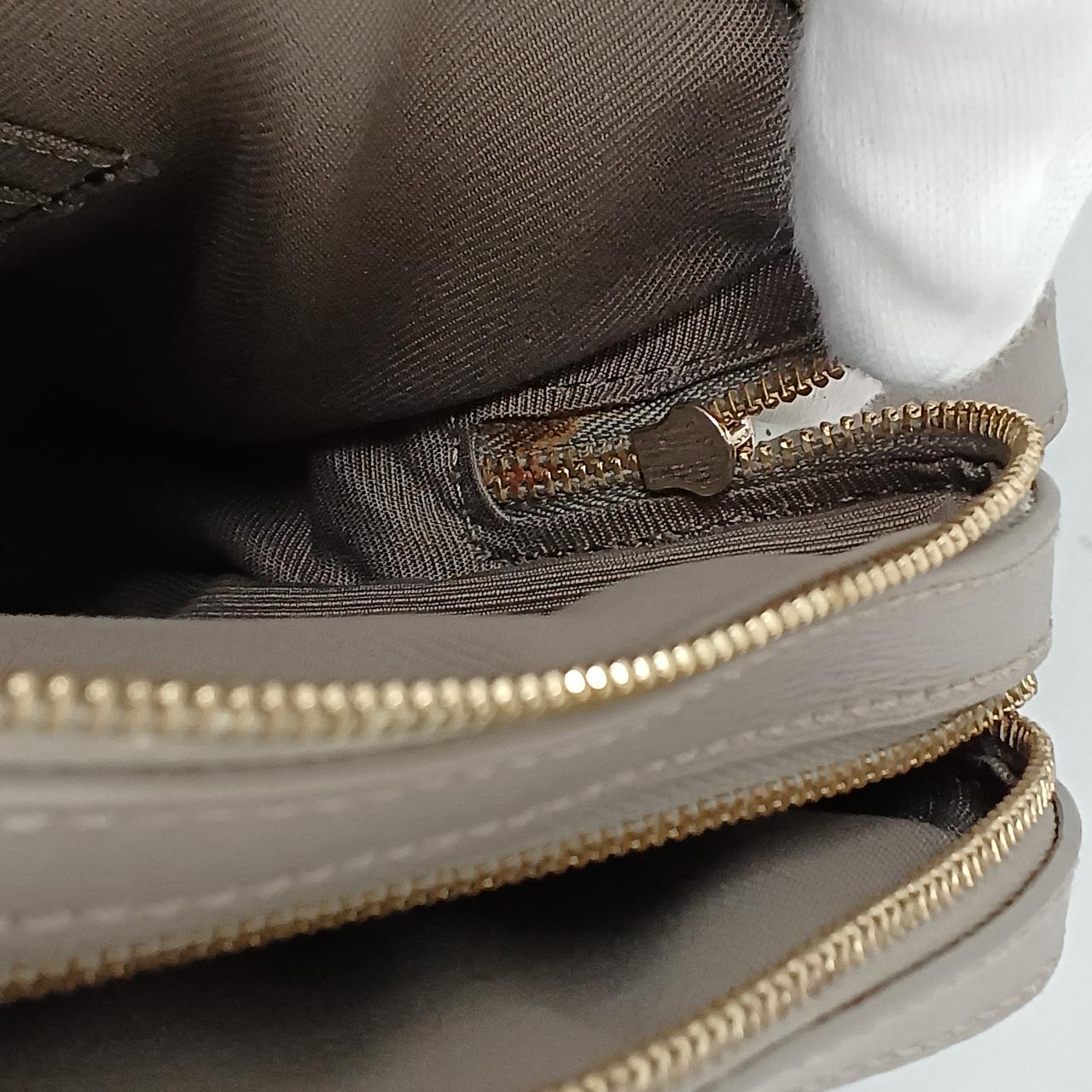 ファスナーに汚れあり