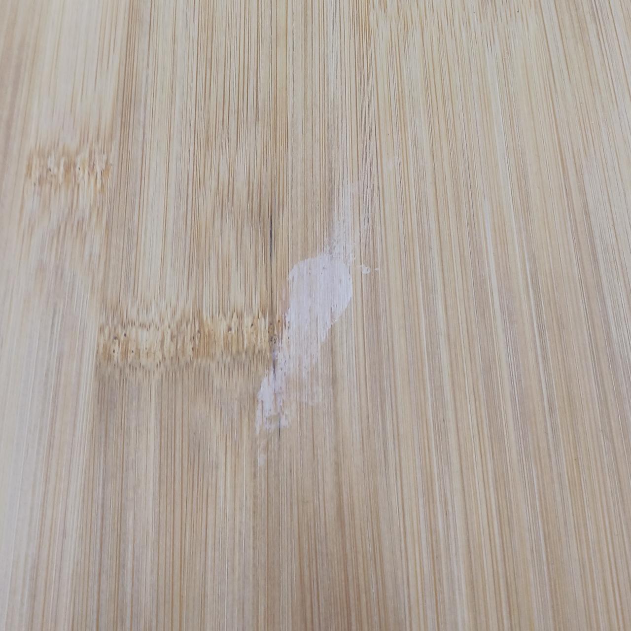 光が当たると見えるシミのようなものあり
