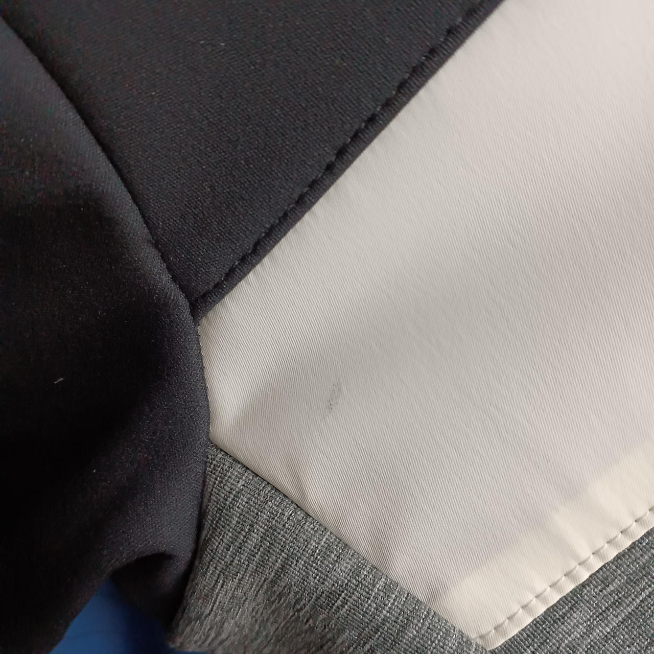 胸元の細かな汚れ