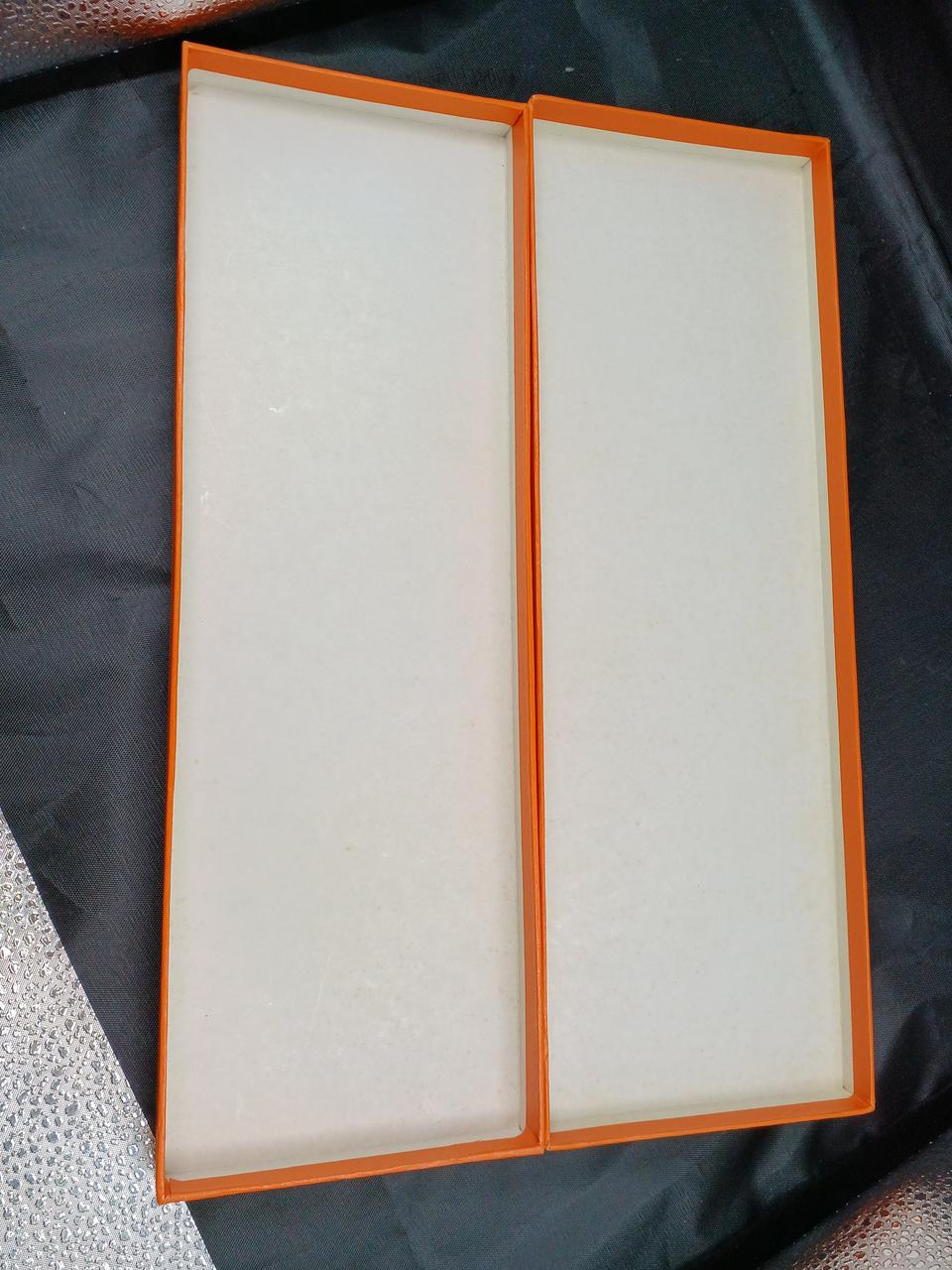 箱内部変色シミあり