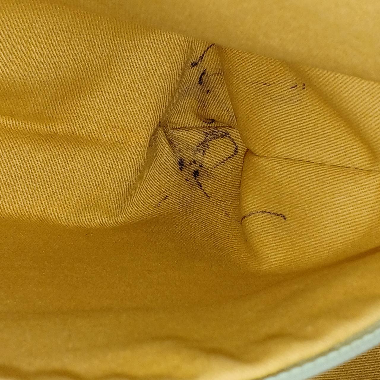 内部ポケットボールペン跡強いです