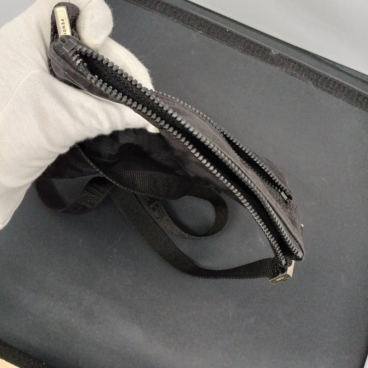 チャック取れてます。