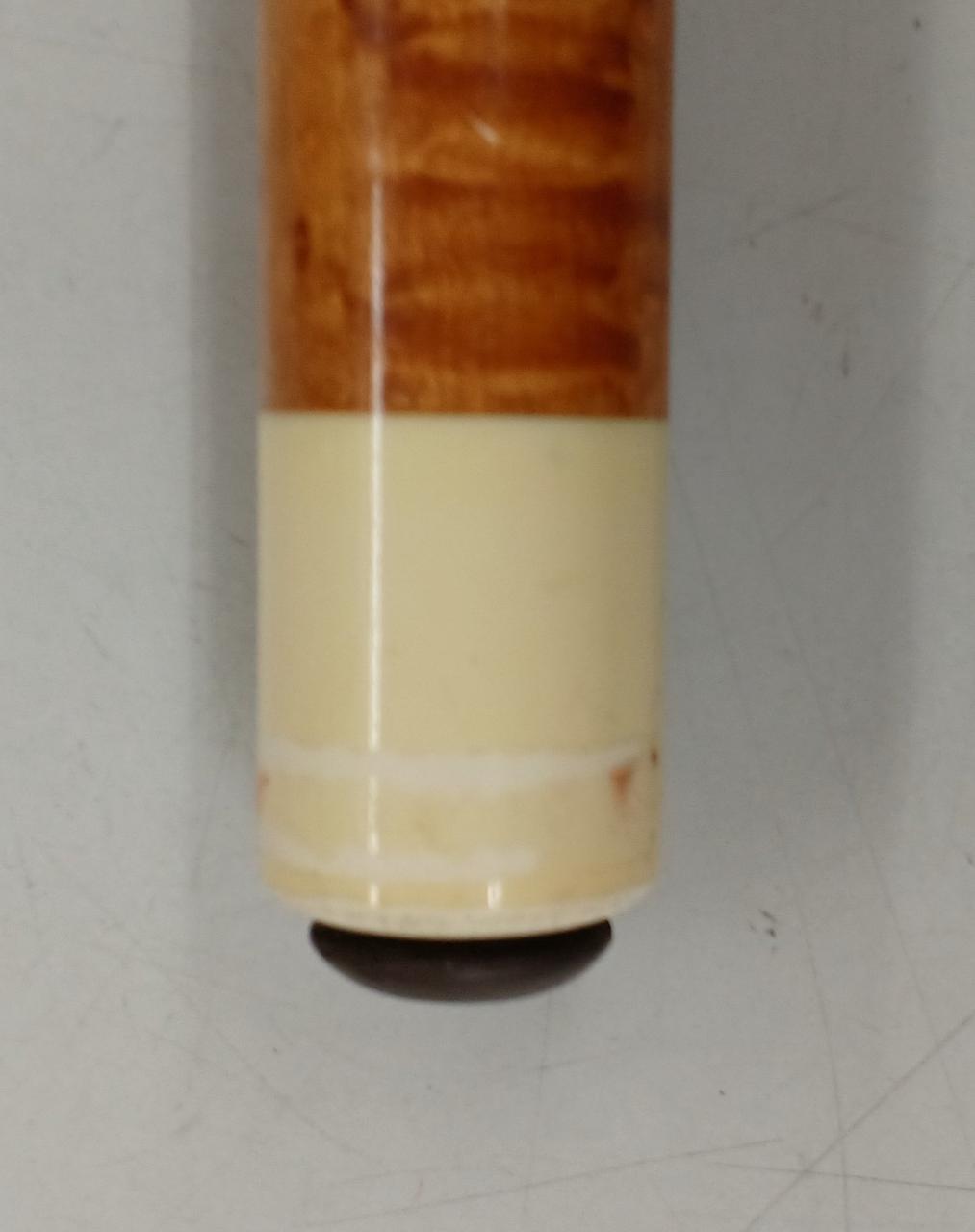 何か剥がした跡があります。