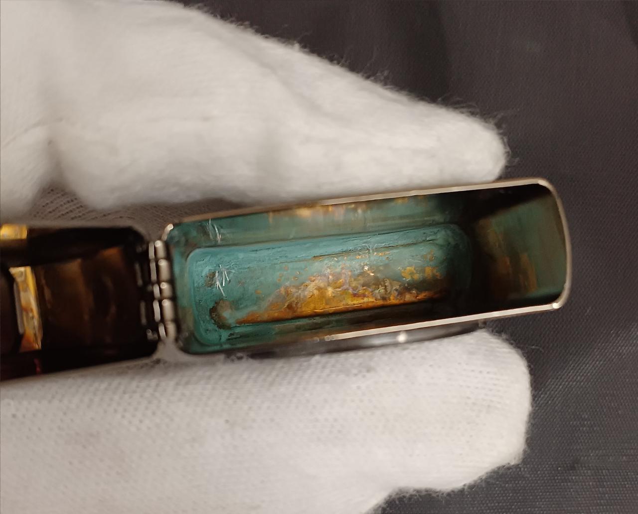 内側の底に変色がございます。