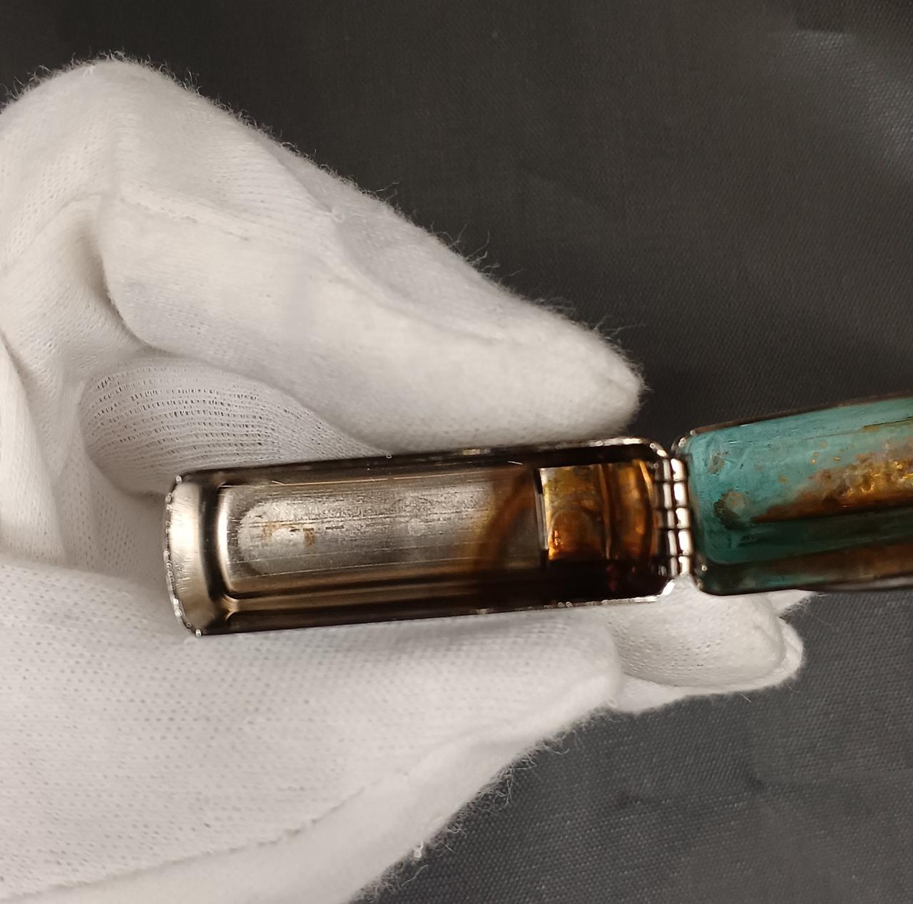 上側にも変色がございます。