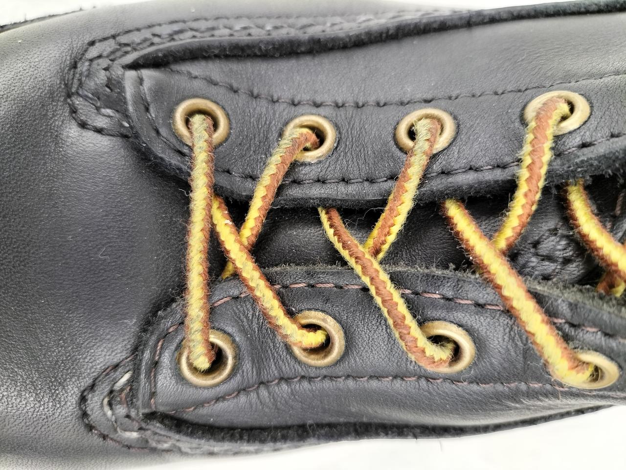 両側の靴紐に変色有り