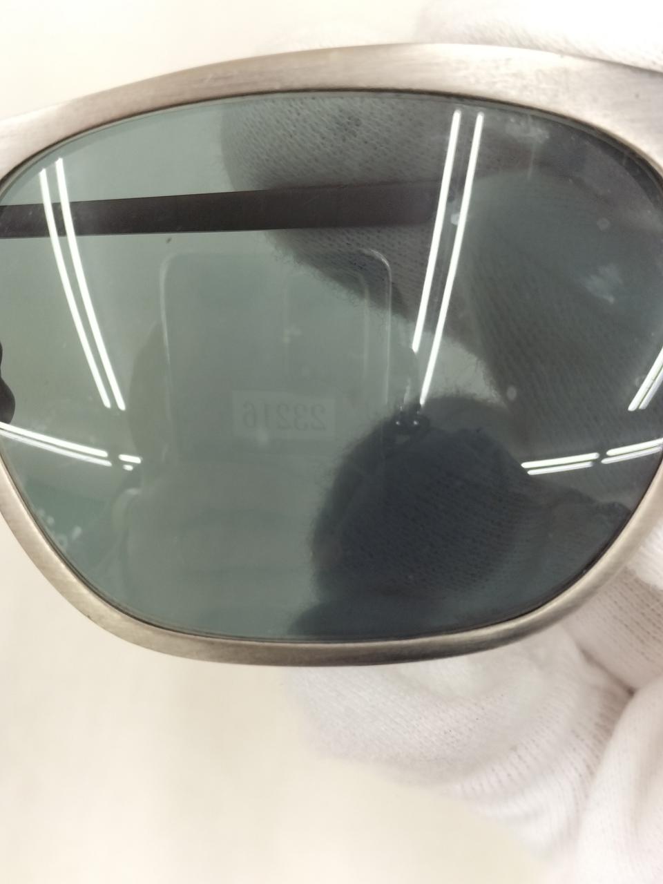 見えづらいですが、キズの様なもの有り