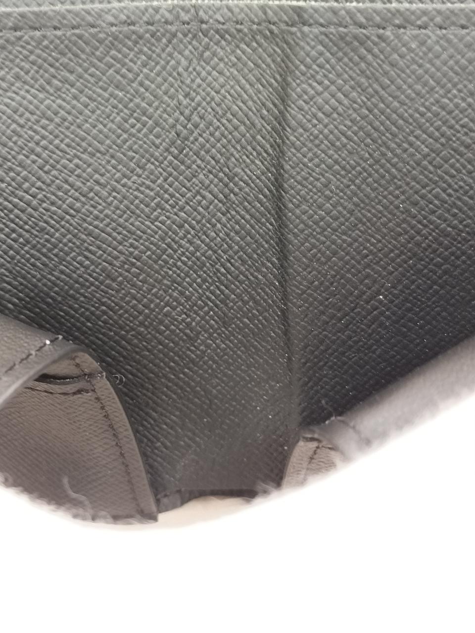 折りじわの様なもの有り