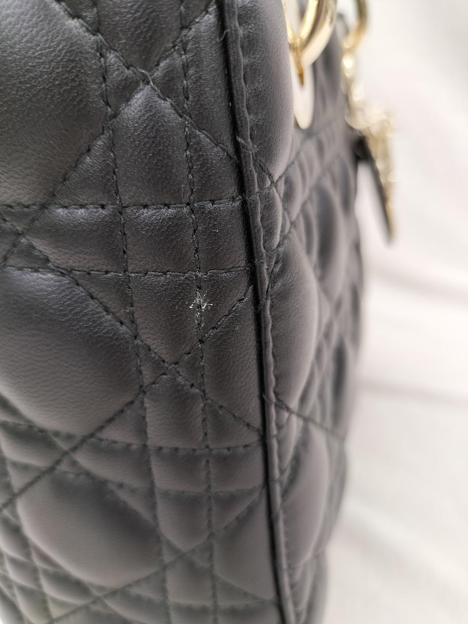 汚れの様なもの有り