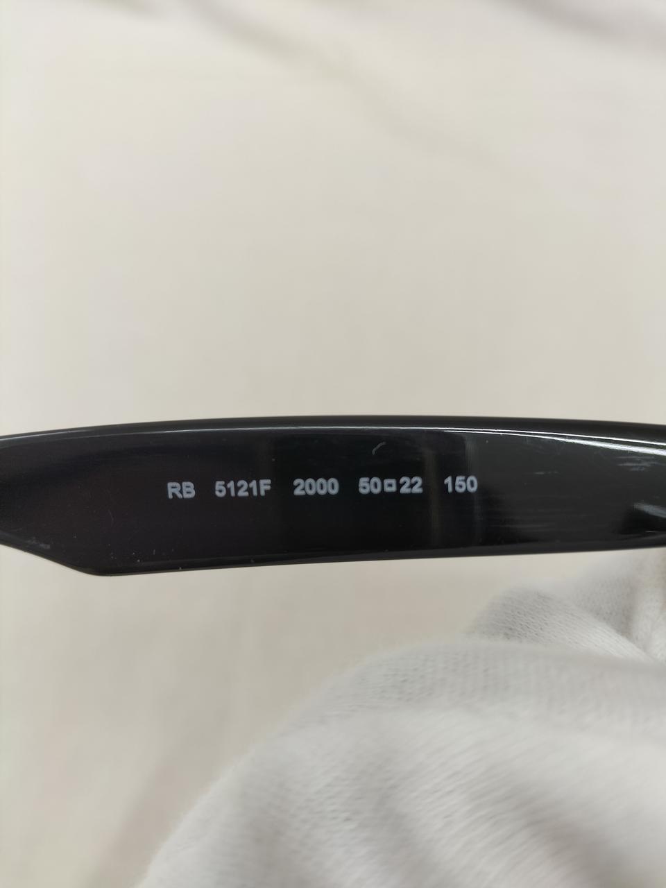 汚れの様なもの有り