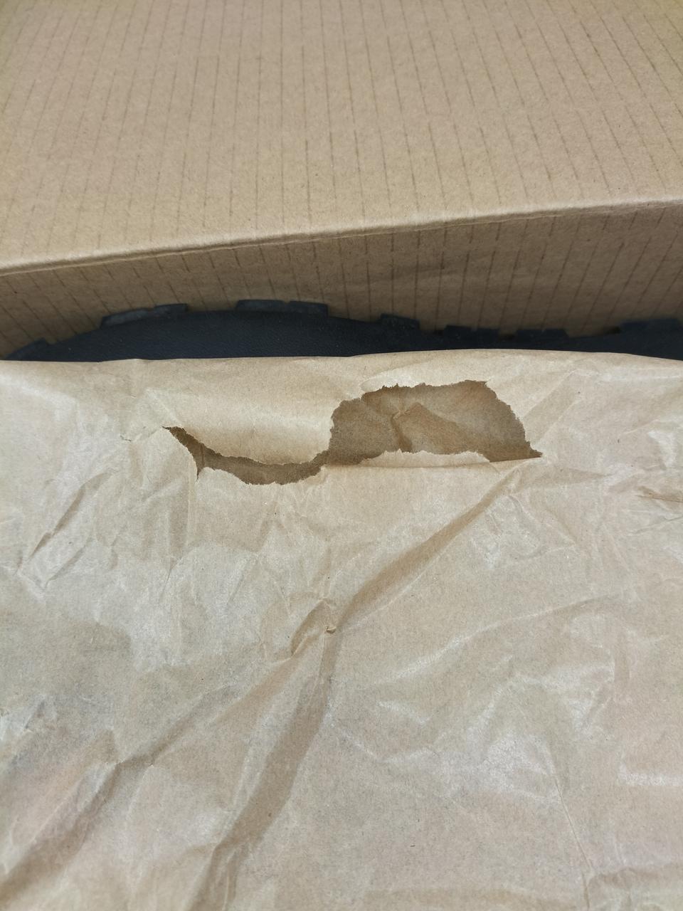 中の包み紙に破れ有り