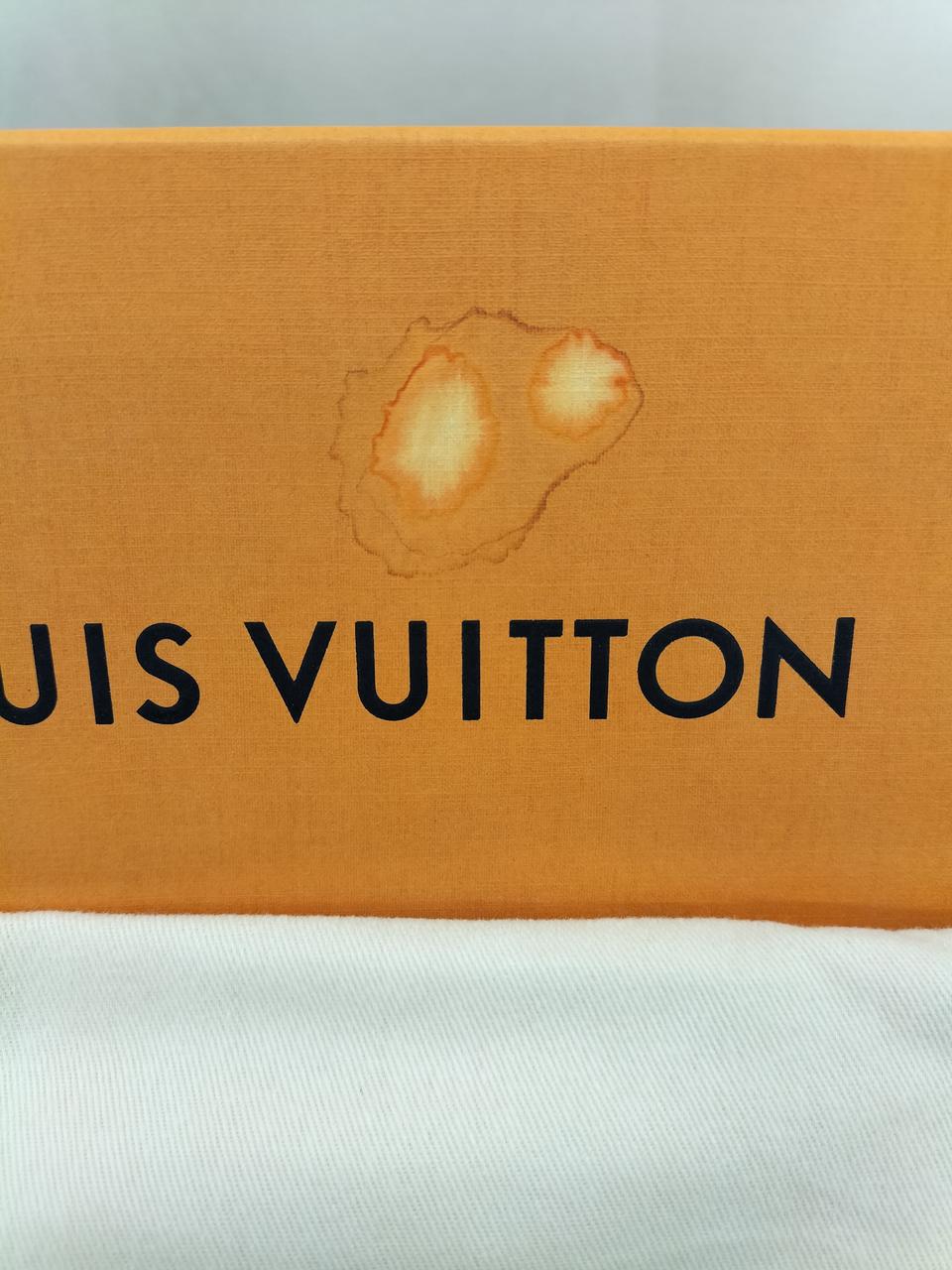 外箱に汚れの様なもの有り・開けづらいです