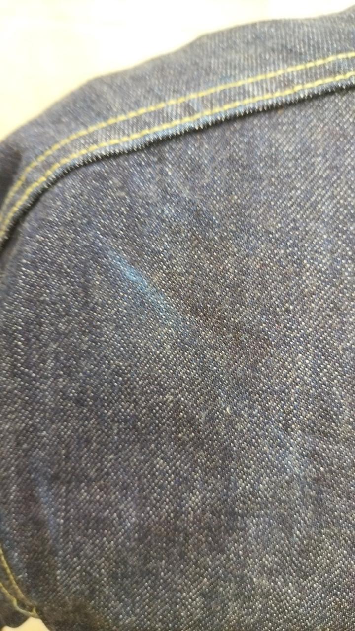 右肩付近に変色有