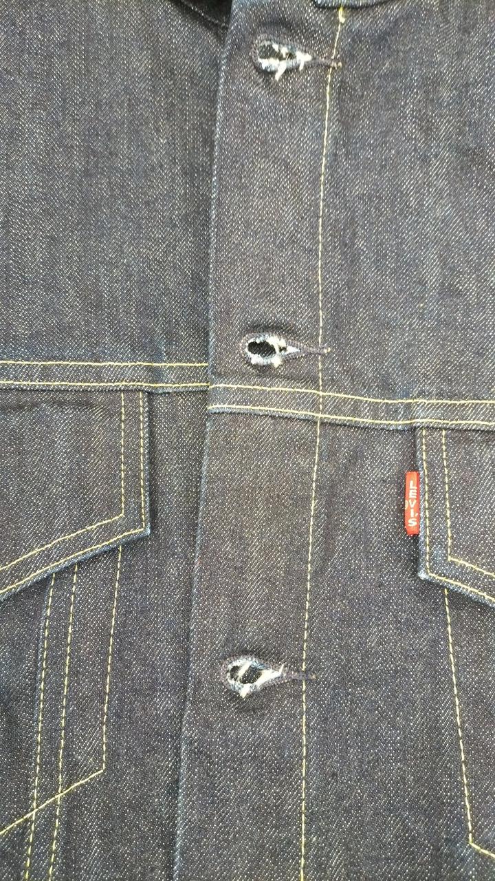 ボタン部分ほつれ有