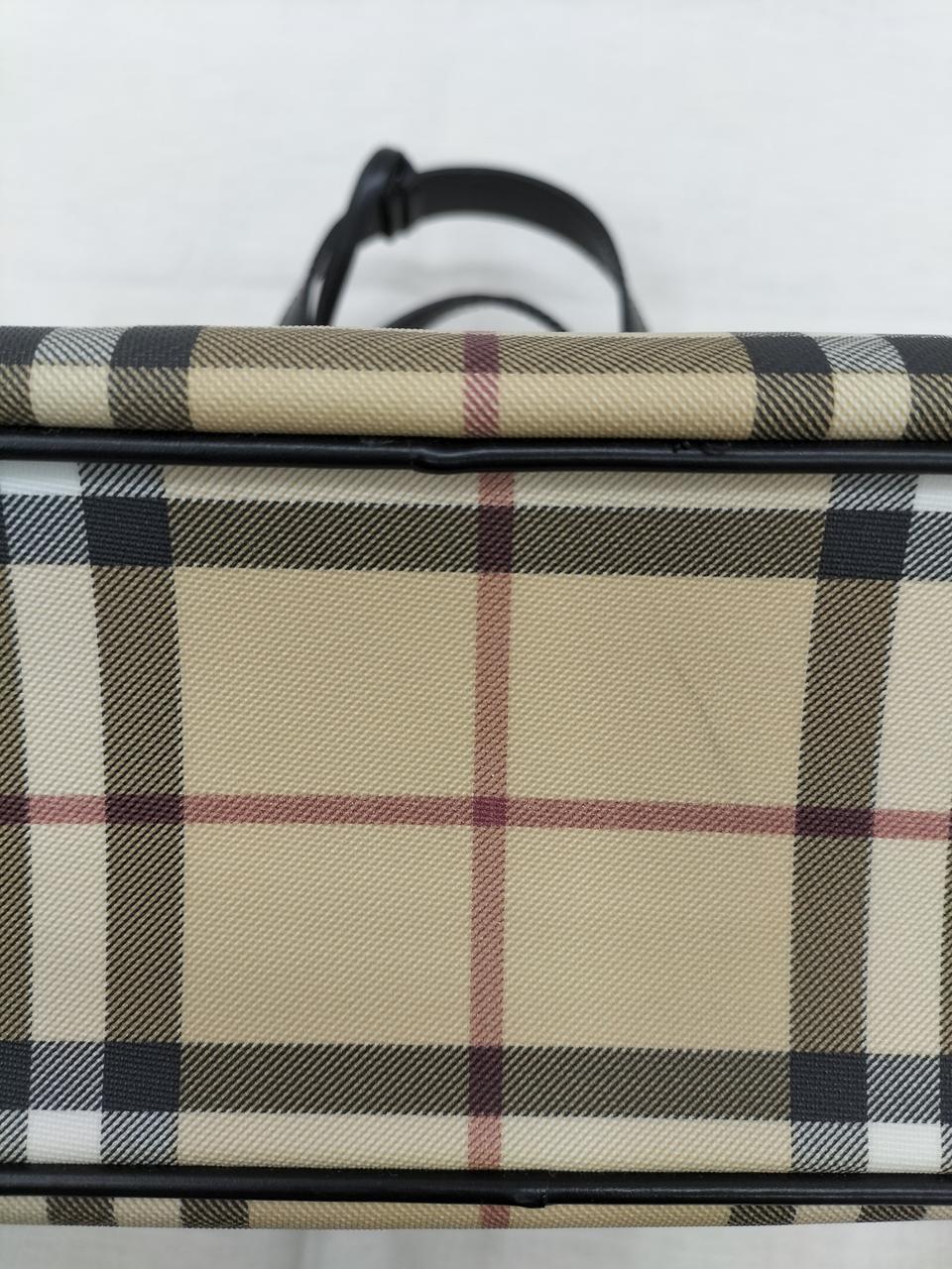 汚れの様なもの有り