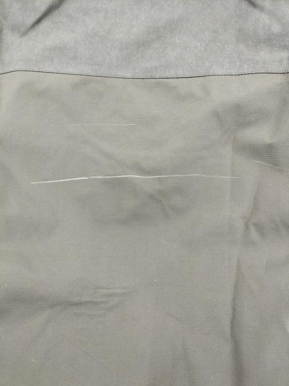 上着：背中にキズの様なもの有り