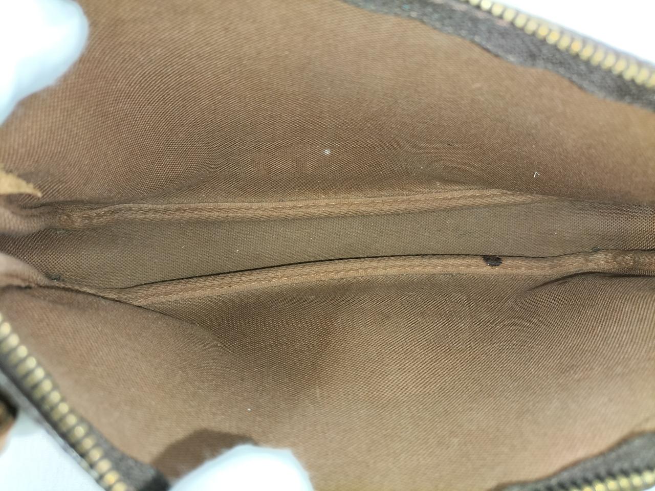 汚れの様なもの有り