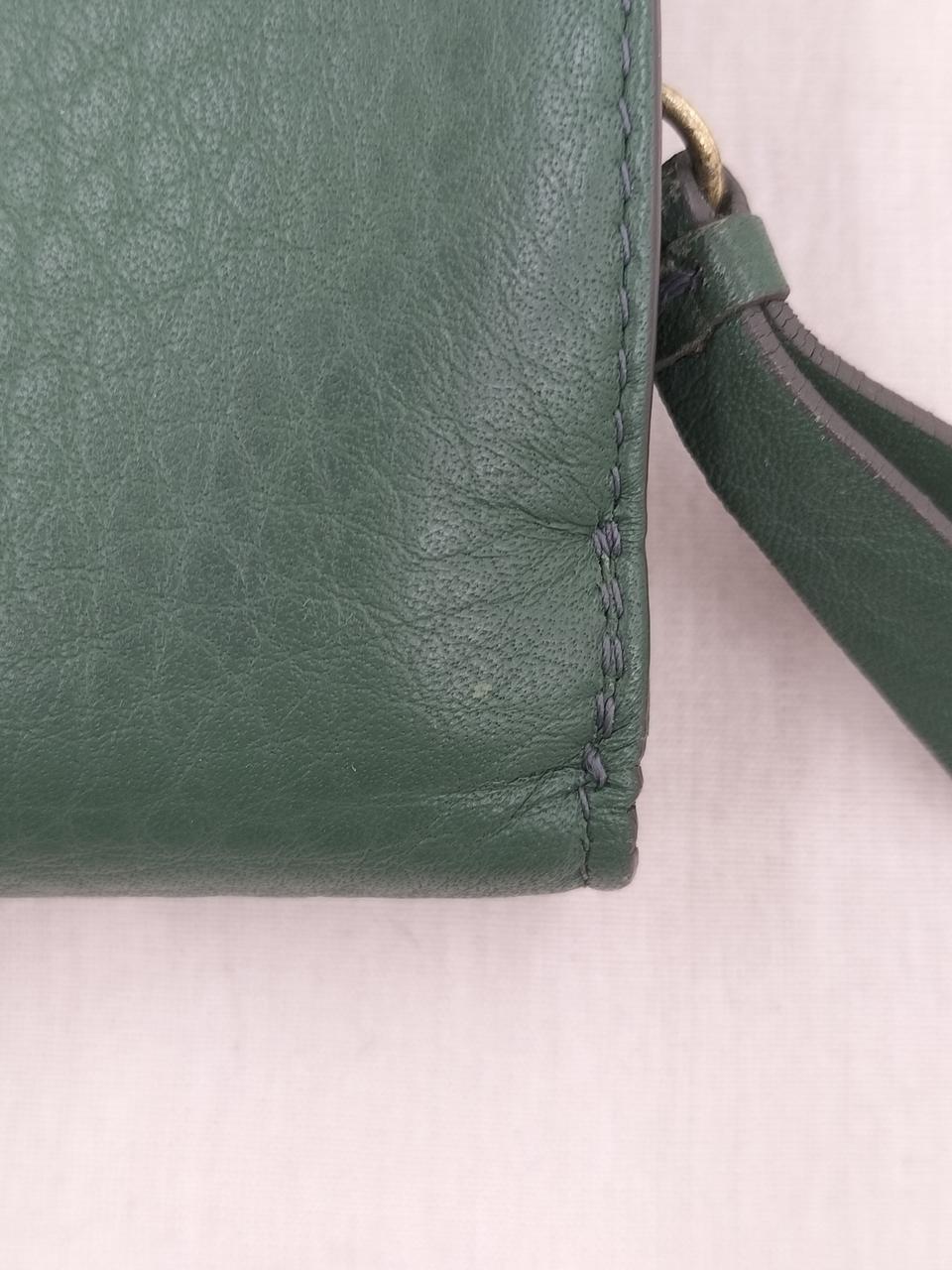 小さな汚れの様なもの有り