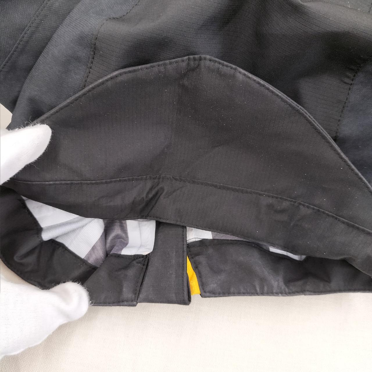 襟元全体的に汚れの様なもの有り