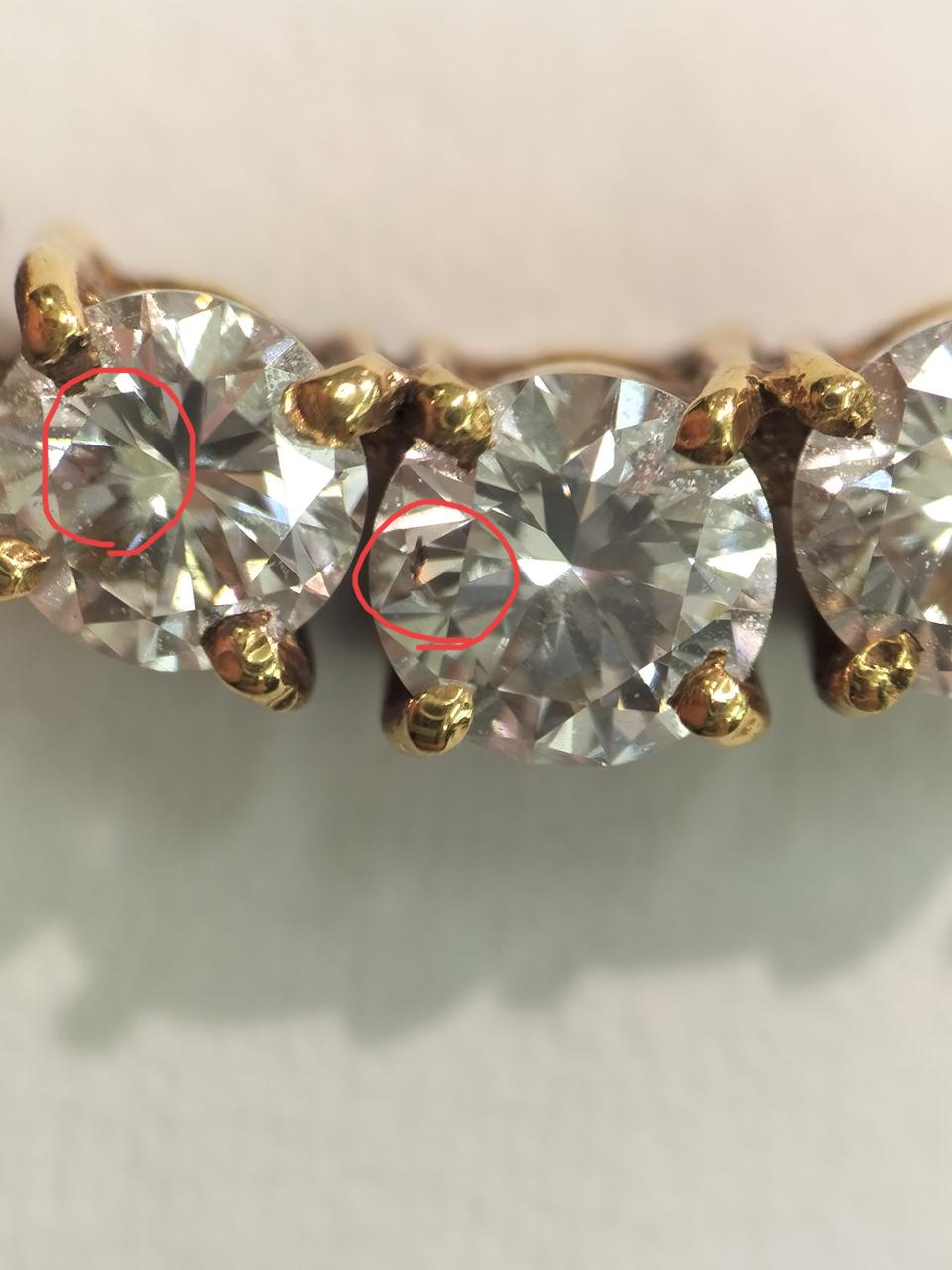 右丸:中央ダイヤ内包物
左丸:黒線