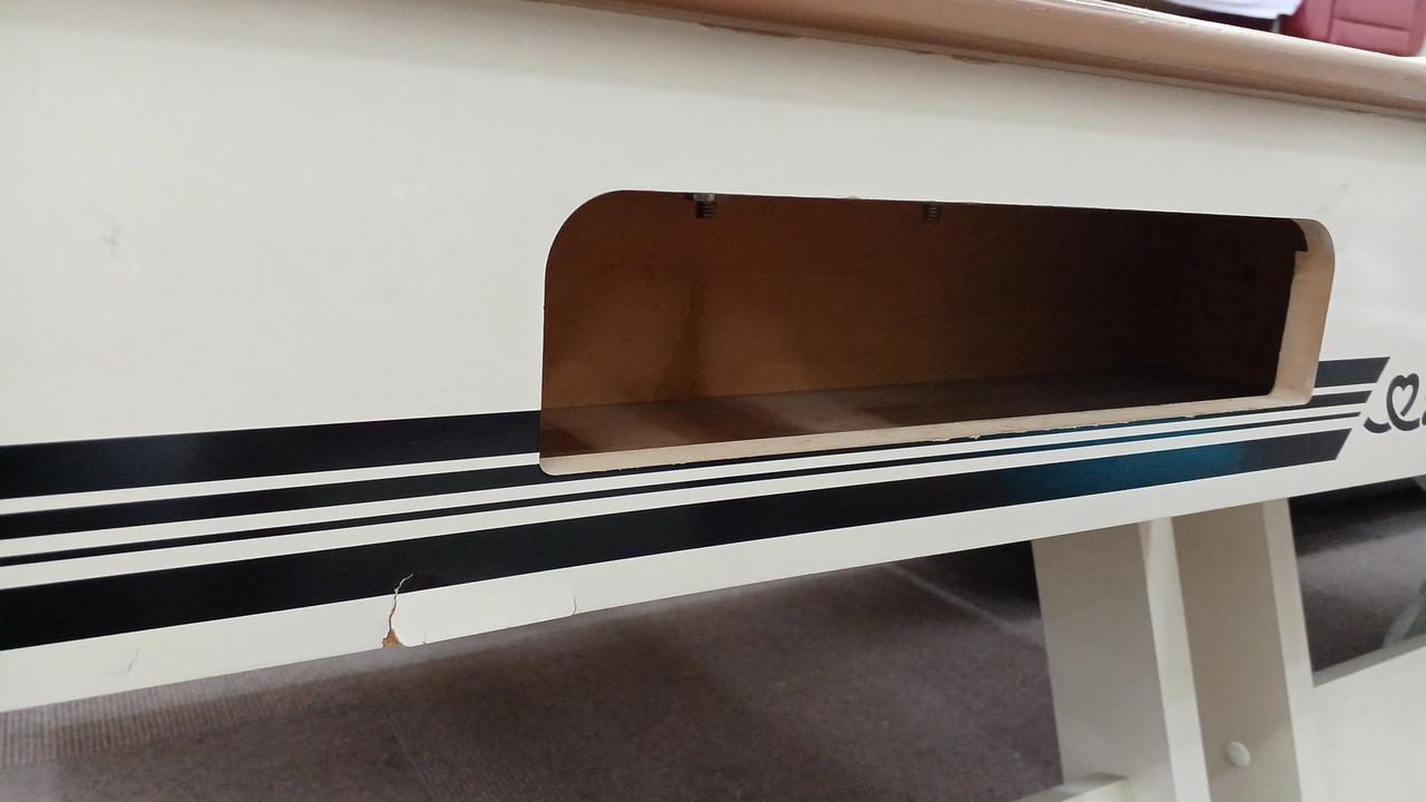 取り出し口左下付近に割れ有