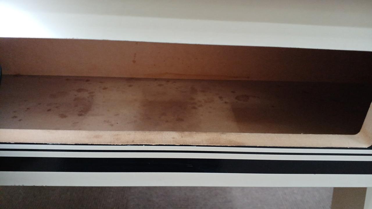 取り出し口内部シミ、汚れ有