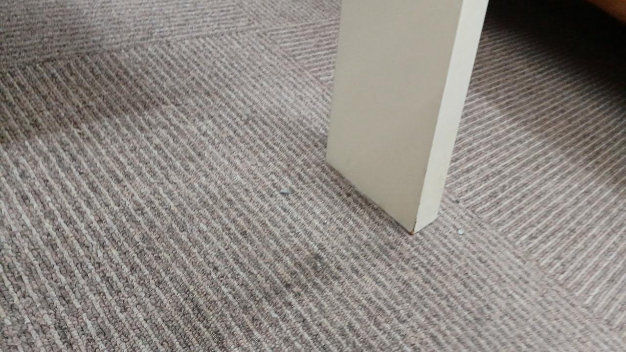 ゴム足が1個欠品しています。