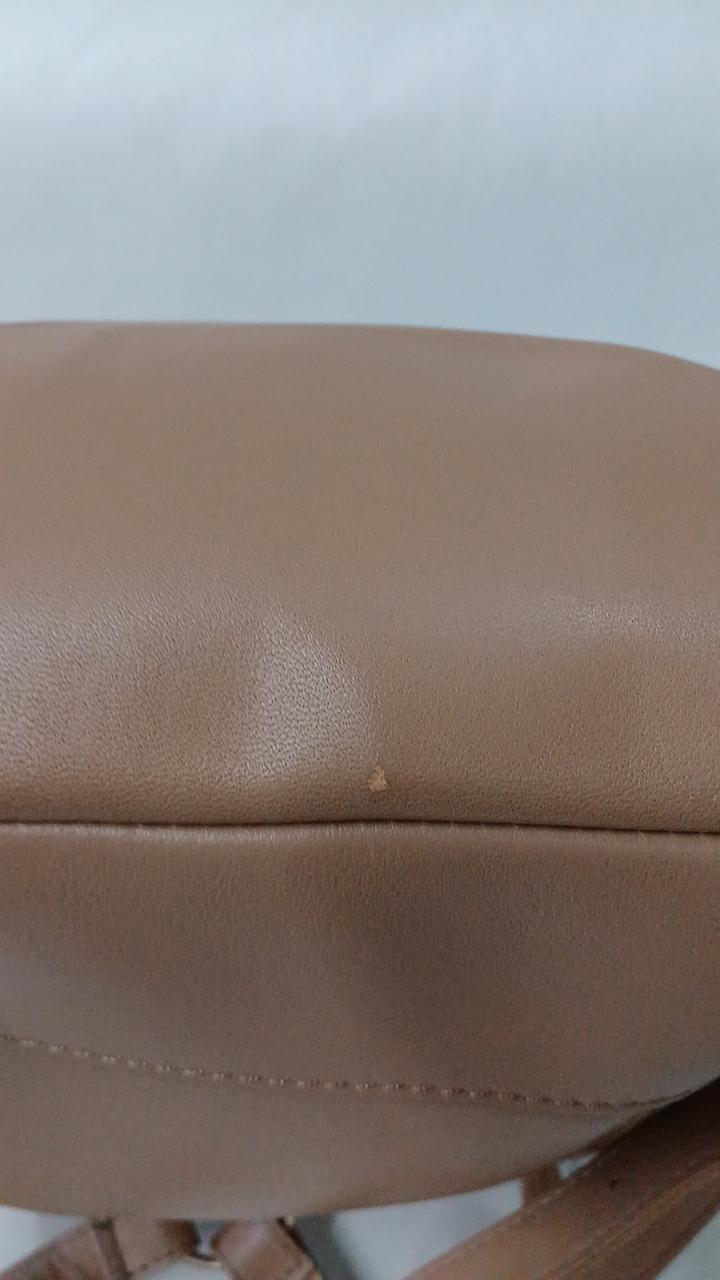 底面に一部剥がれがあります
