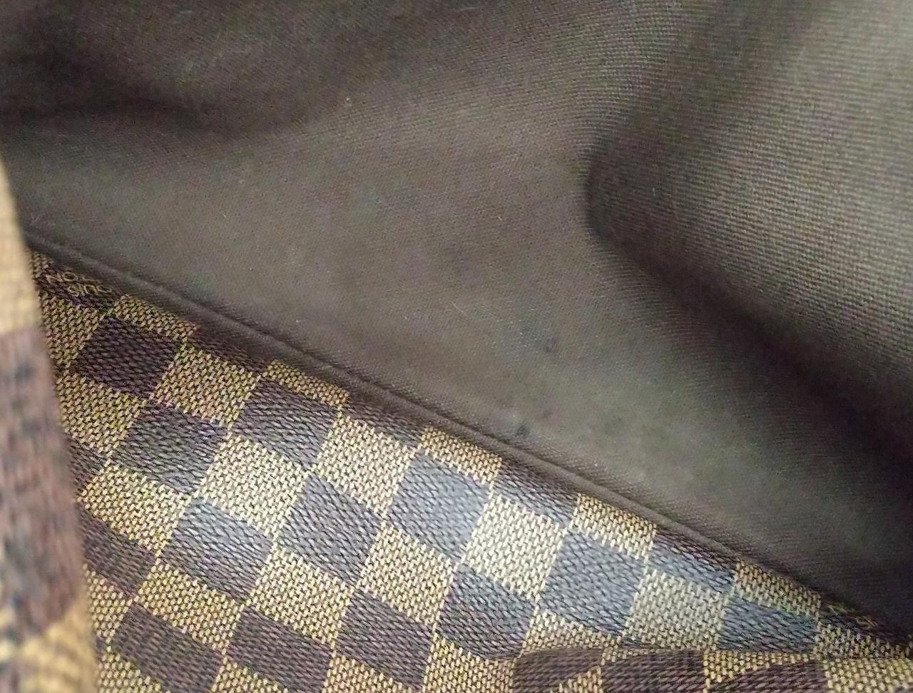 バック底黒い汚れあり