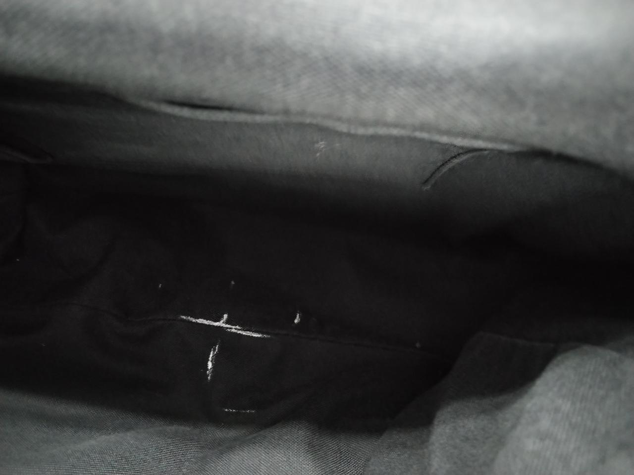 バック内白い汚れあり