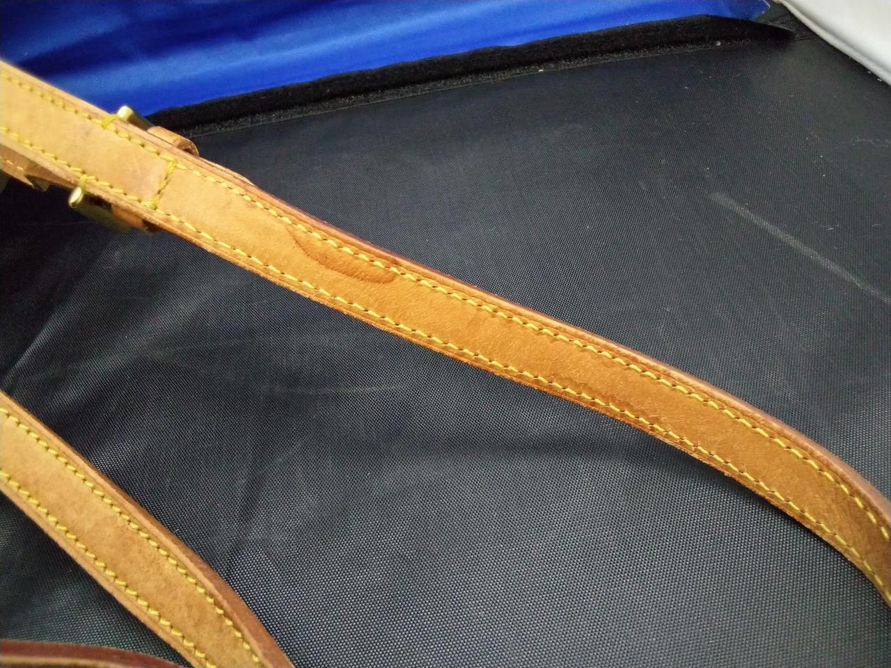 紐部分シミあり