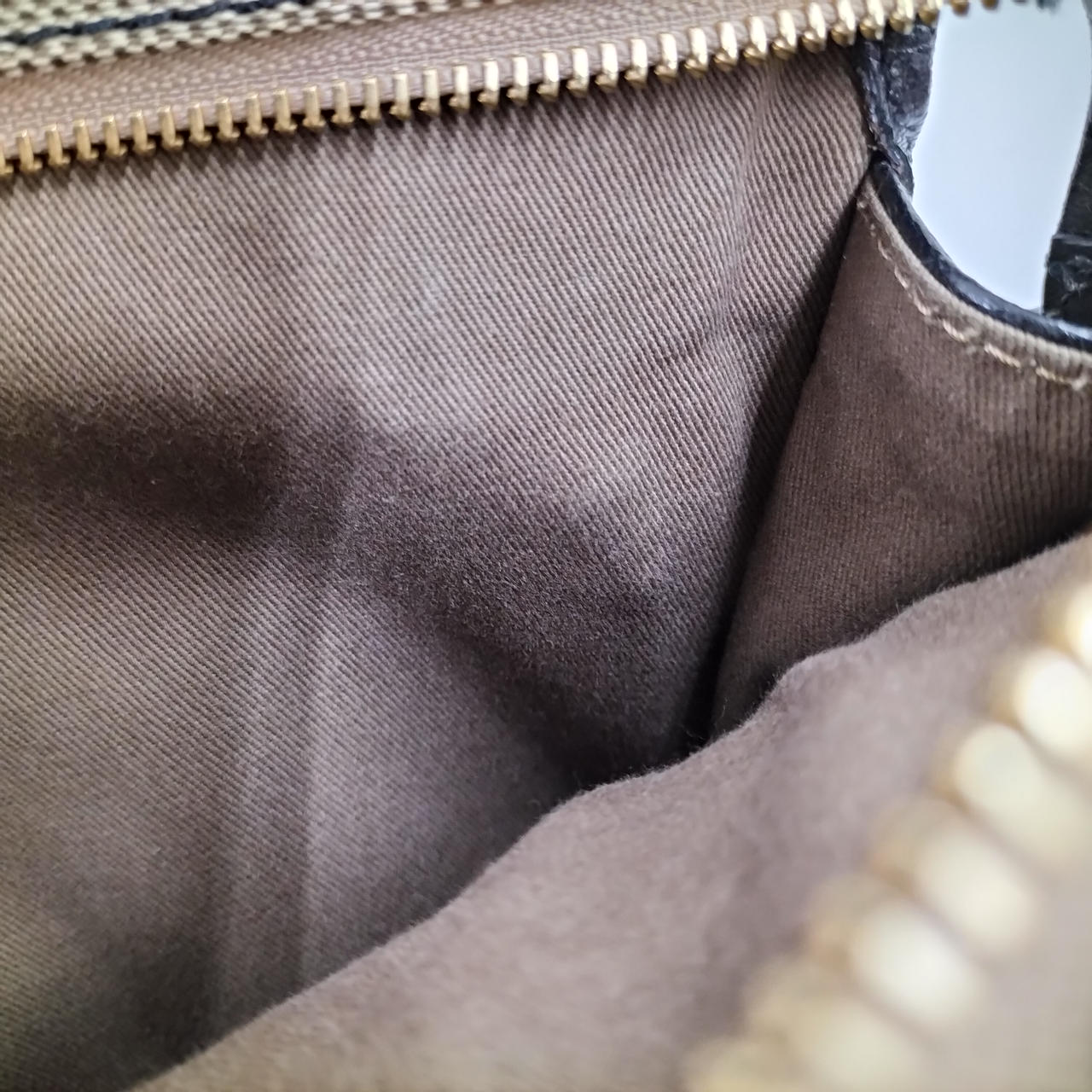 内部 チェーン金具が擦れて若干色落ち