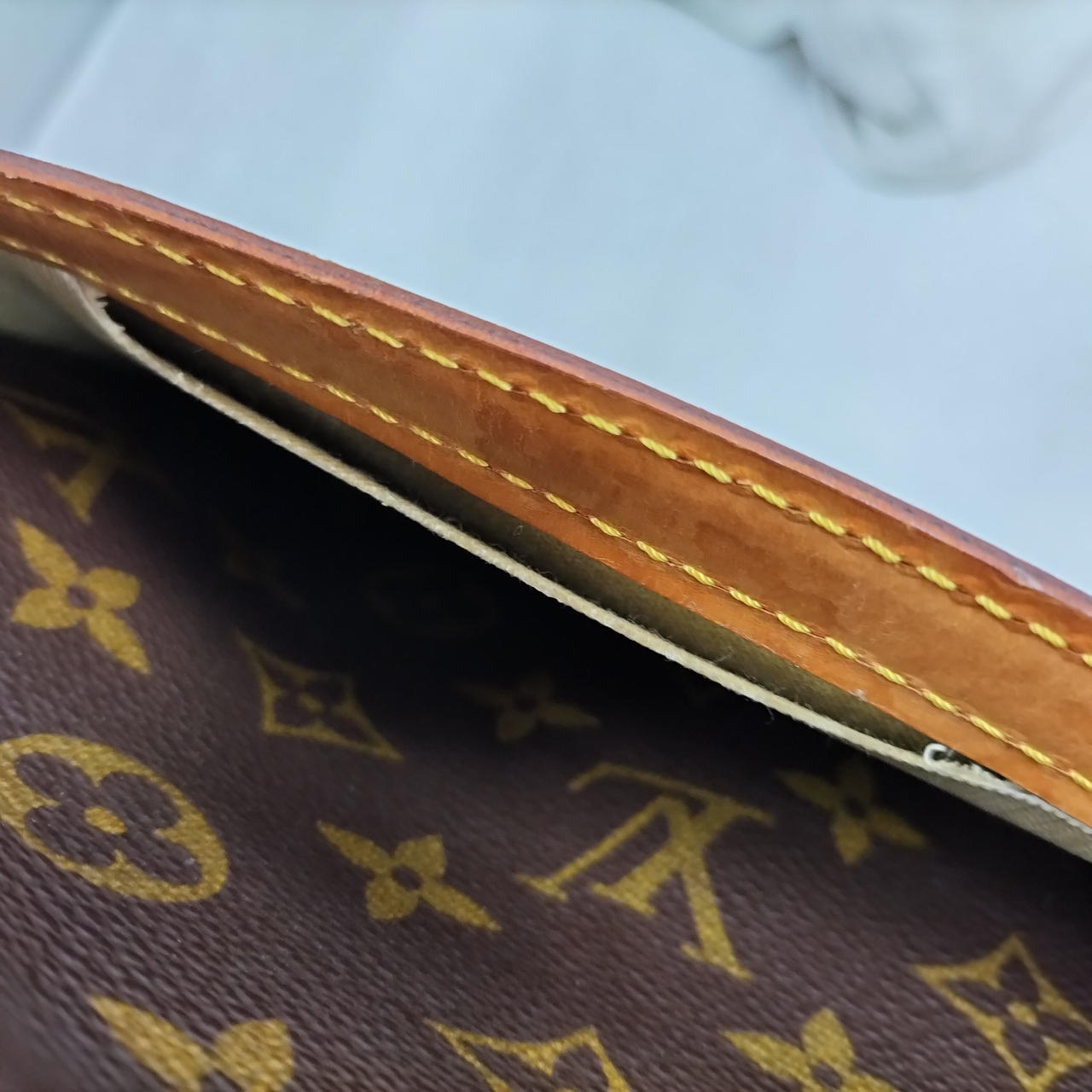 接着が弱くなっており、剥がれてきます