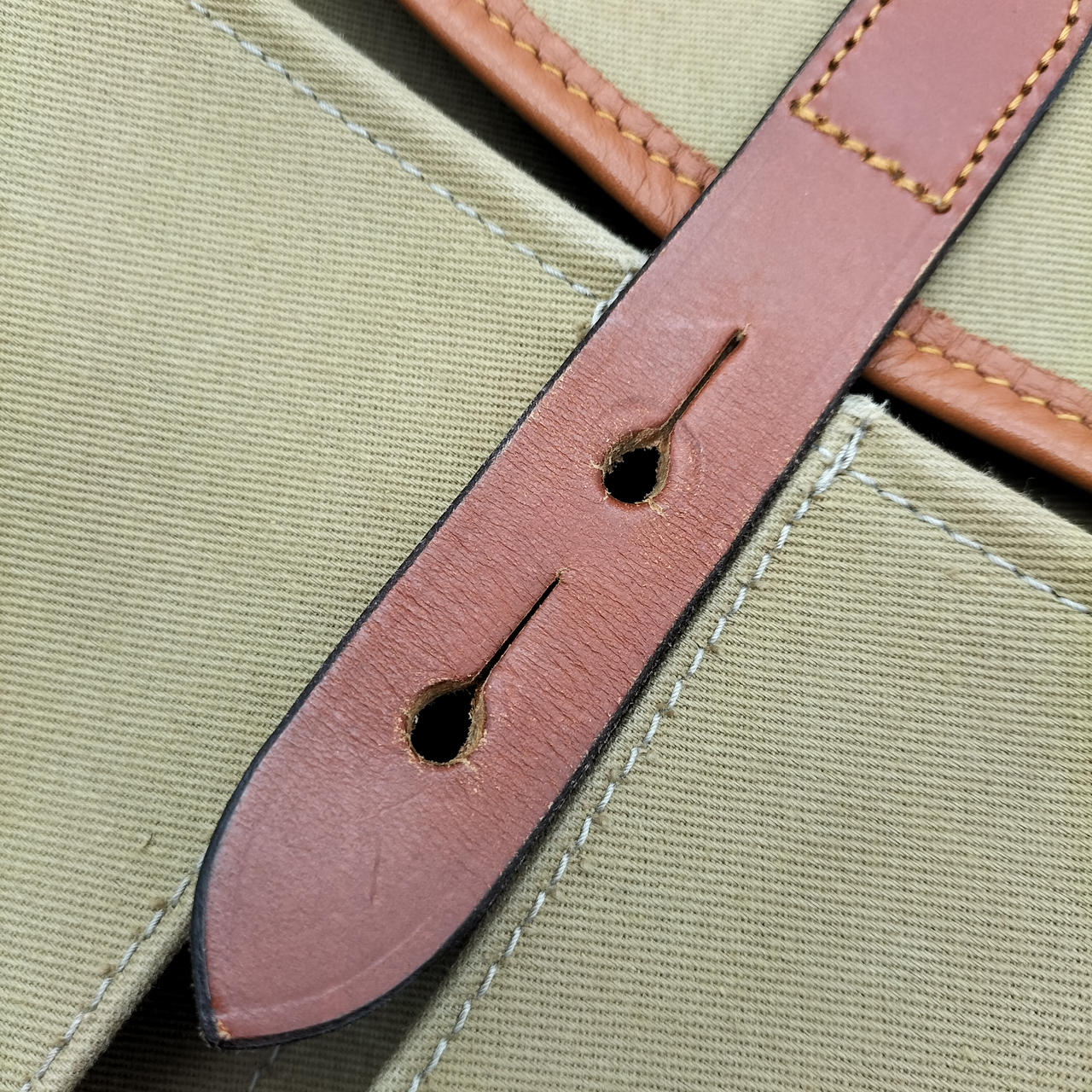 上の穴の方が広がっています