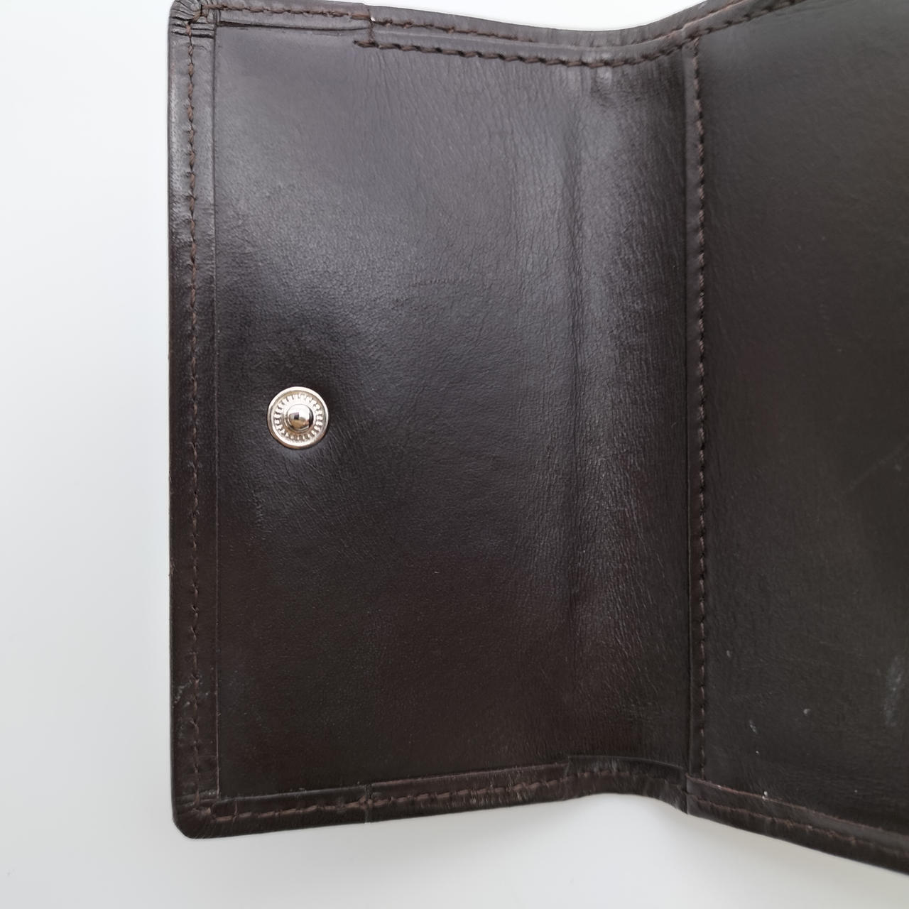 折り目部分白くなっています