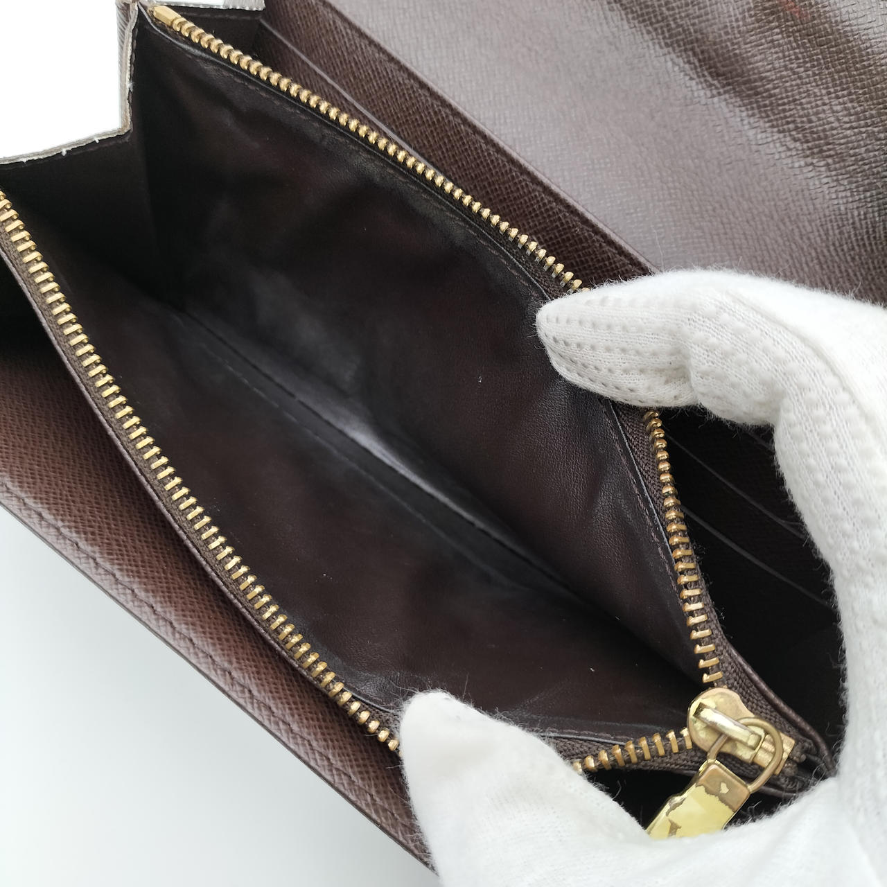 コインケース内汚れ、ベタつき大