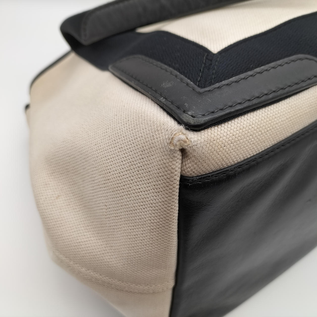 底部角 擦れ穴開き