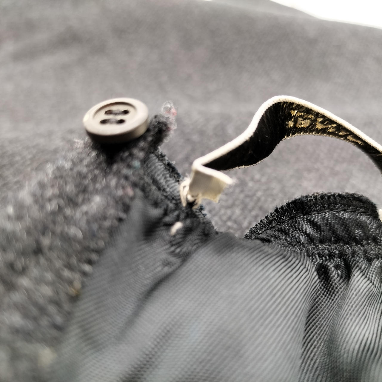 タグ4点留の内1箇所外れています