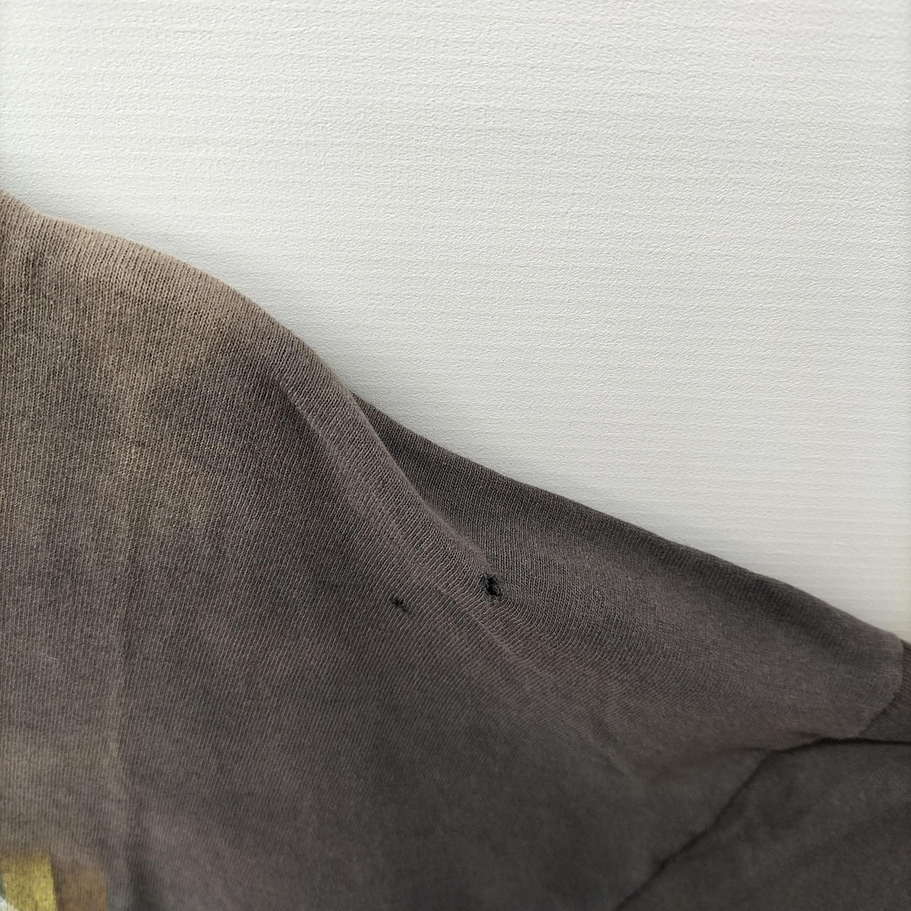 左肩付近穴開き