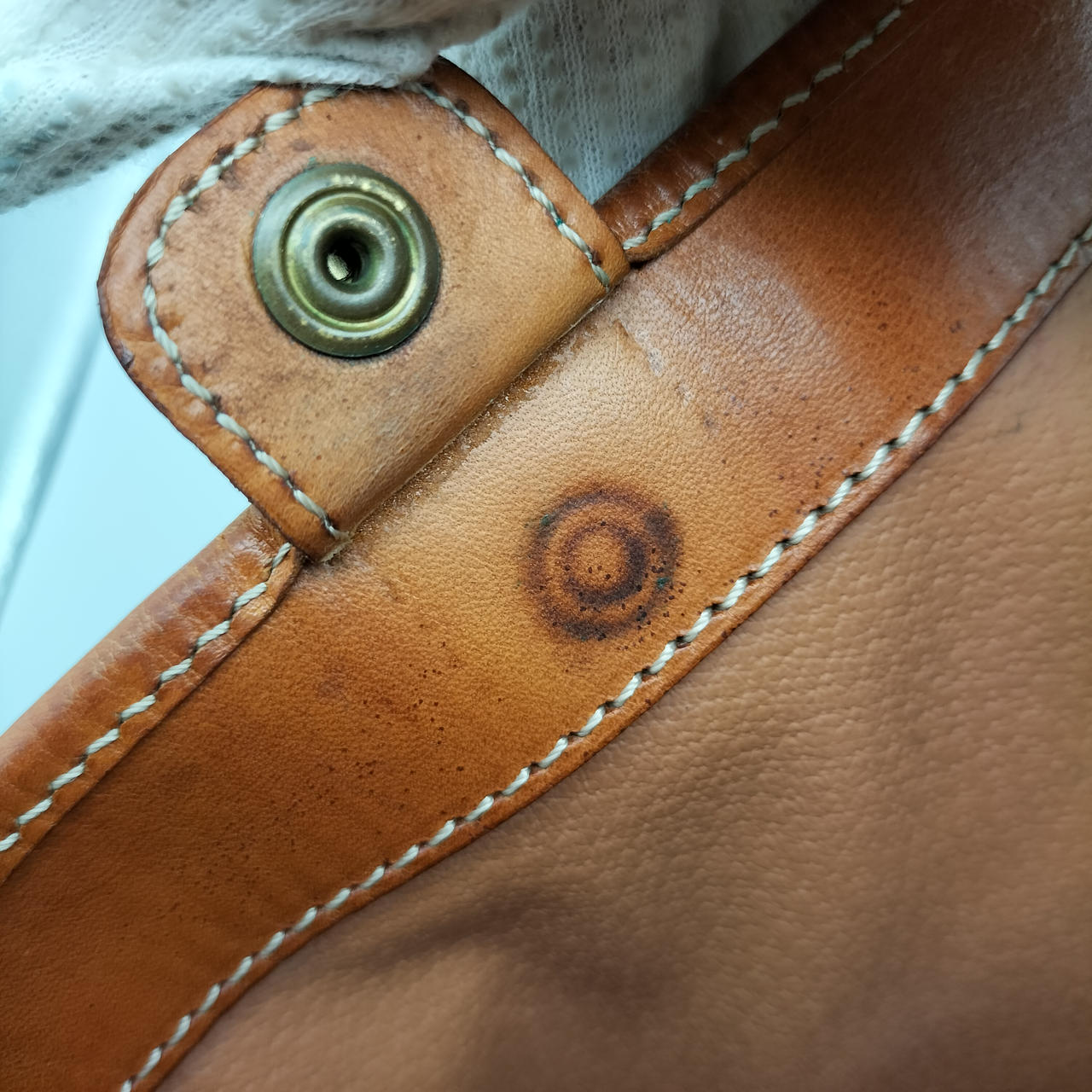 バネホック裏 革に跡が付いています