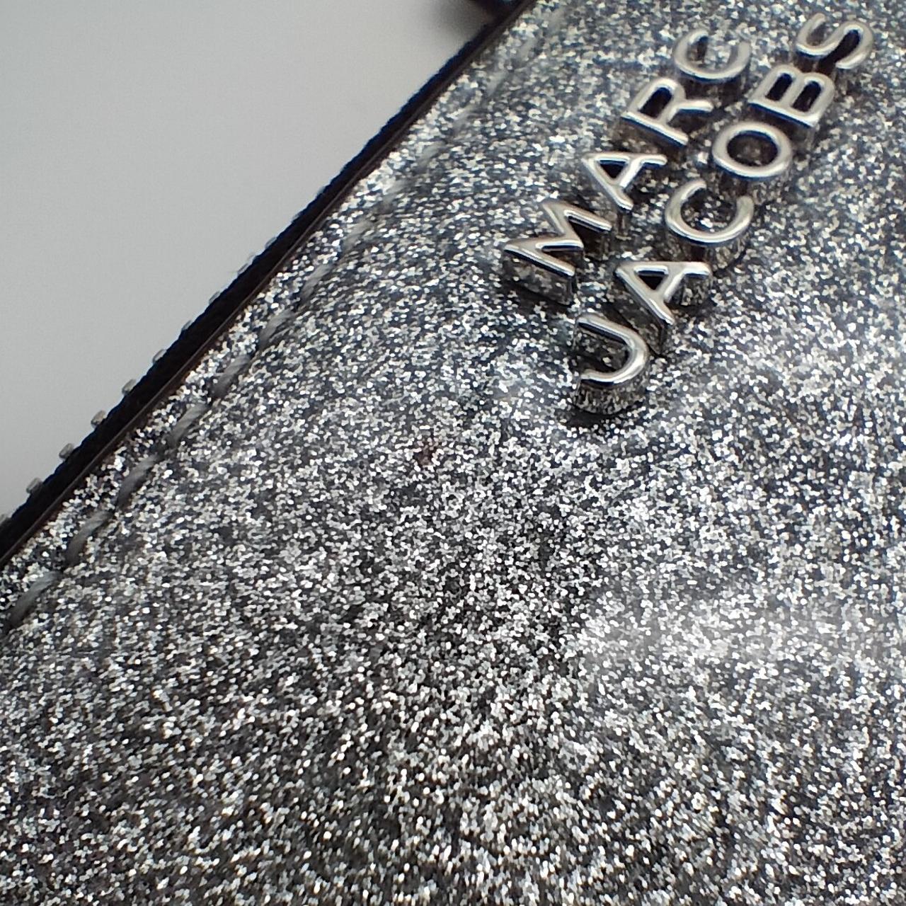 ロゴ横赤い小さな汚れ