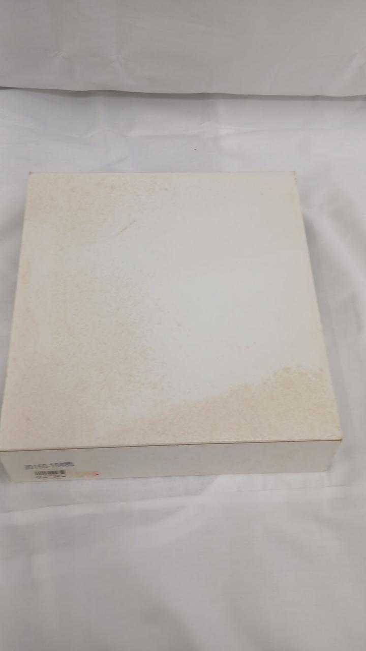 箱を包む外箱です。シミが各ヵ所あります。